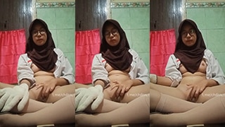 Yuva Si Abg Sma Yang Tergila-gila Dengan Bdsm, Menggesek Itil Dan Colmek Di Balik Seragam Sekolahnya