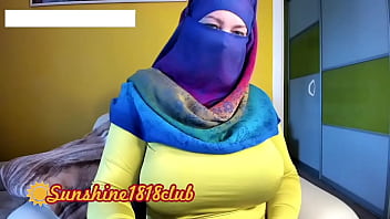 Curvy Middle Eastern Beauty In Hijab Teases On Cam – November 2nd Recording