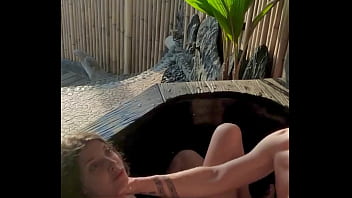 Balcony Fuck: Amateur Couple’s Risky Public Sex