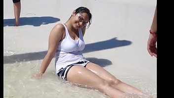 Desi Babe Showing Off Her Entire Naked Body In This Hot Video