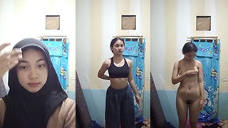 Gadis Berhijab Telanjang Pamer Tubuh Seksi Yang Menggoda